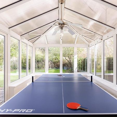 Ping-Pong Paradise Crawley  Bagian luar foto